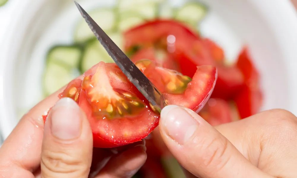 Slicing tomatoes in smaller pieces for Guinea Pigs
