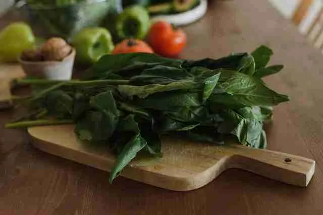 A picture showing the preparation of spinach for guinea pigs